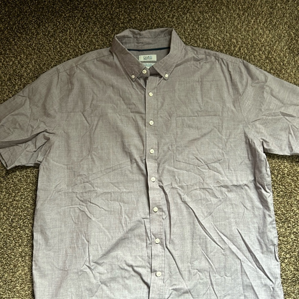 Light purple men’s short sleeve button up